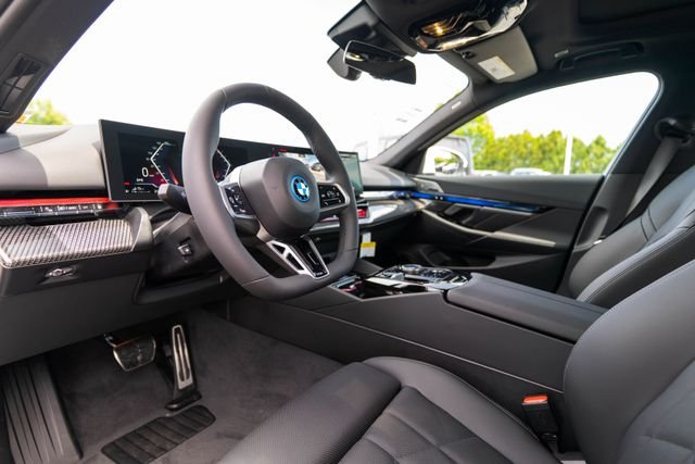 New 2027 Alpine White BMW 550e xDrive image 4