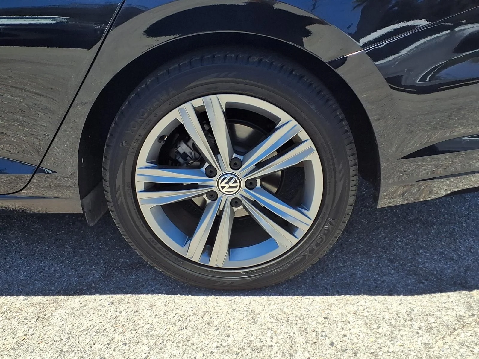Used 2020 Black Volkswagen R-Line image 4