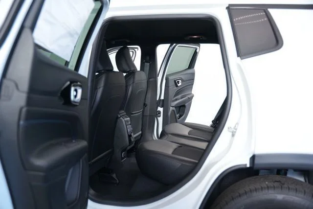 New 2026 Bright White Clear-Coat Exterior Paint Jeep Latitude image 30