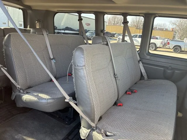 2016 Chevrolet Express Passenger LS - Photo 17
