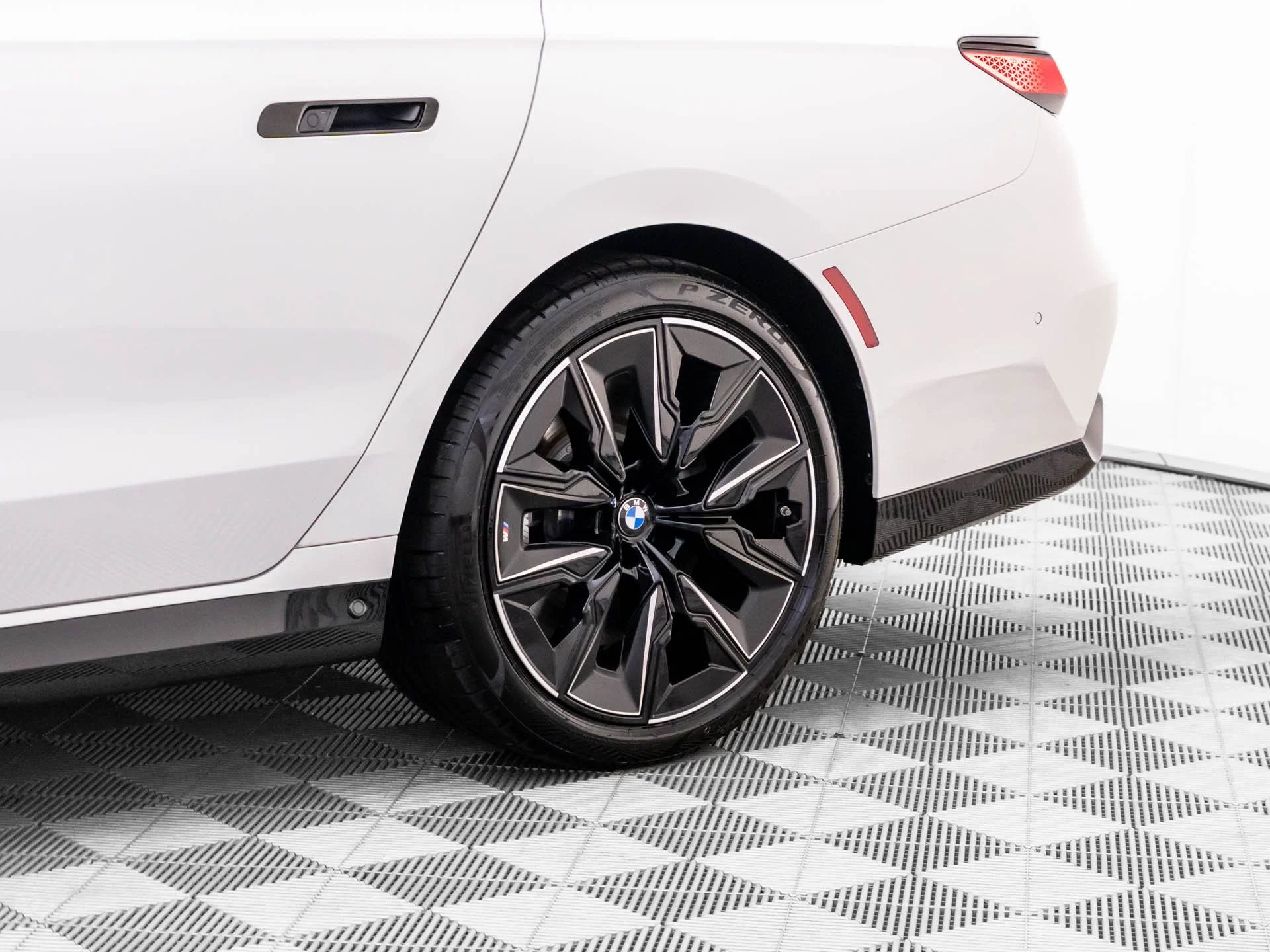 New 2026 White BMW 760i xDrive image 36