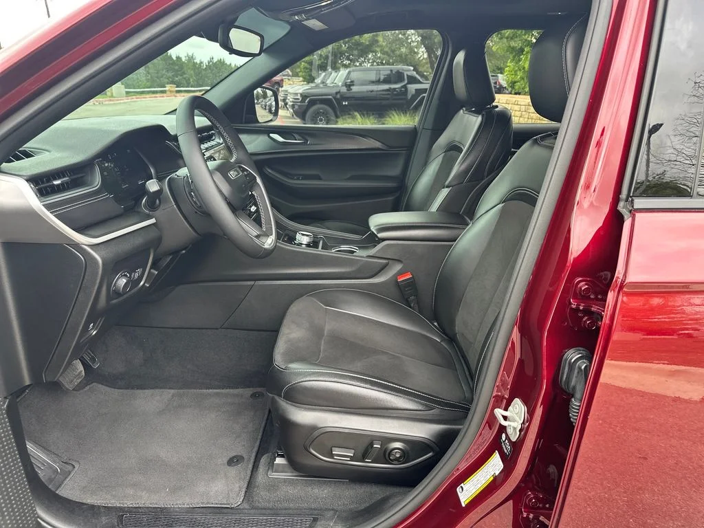 Used 2023 Red Jeep Altitude X image 10