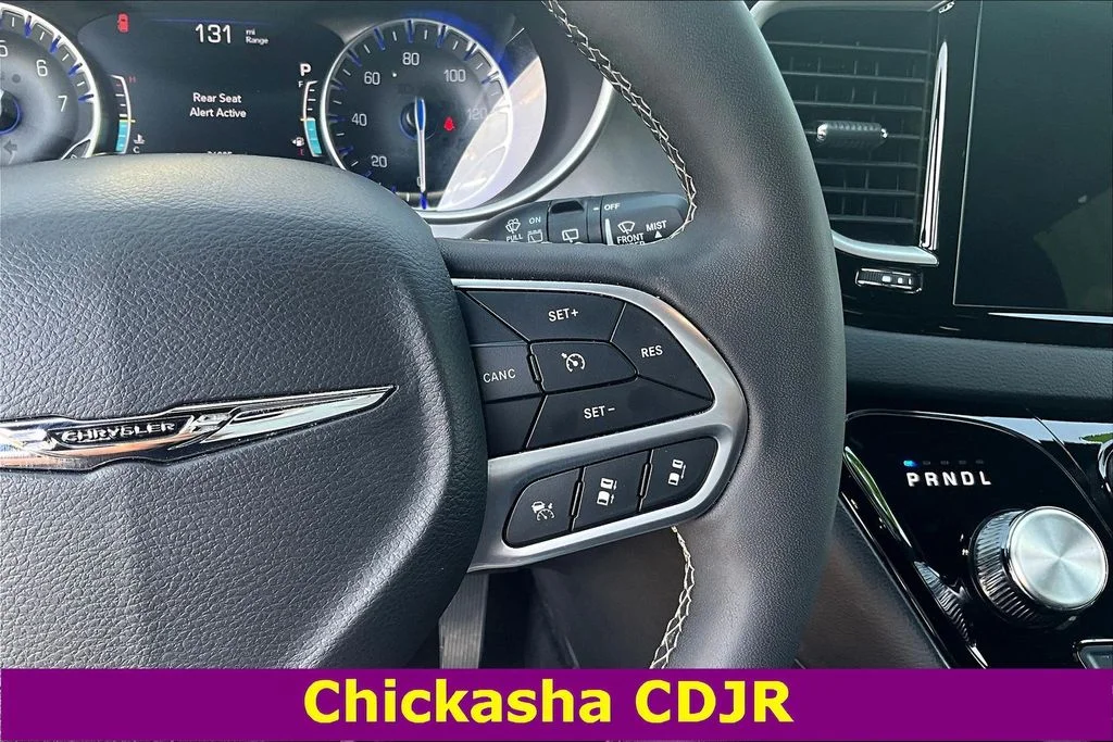 Used 2025 White Chrysler Select image 11