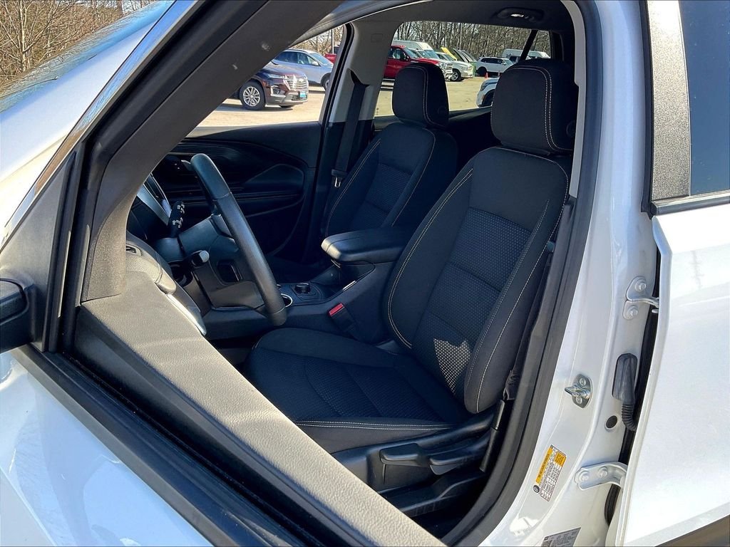 Used 2024 White GMC SLE image 9