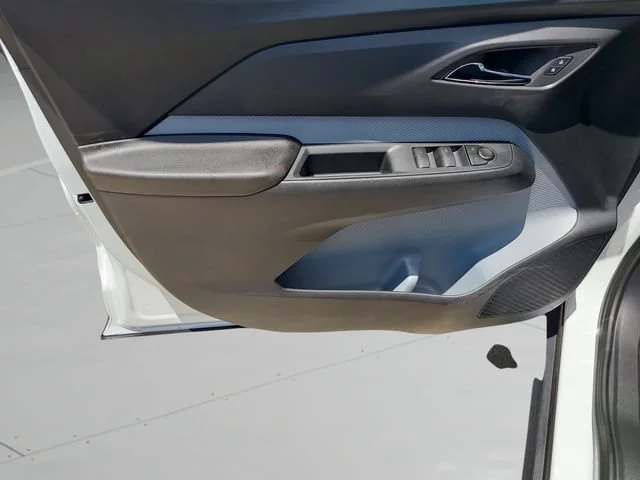 New 2027 Summit White Chevrolet LT image 17