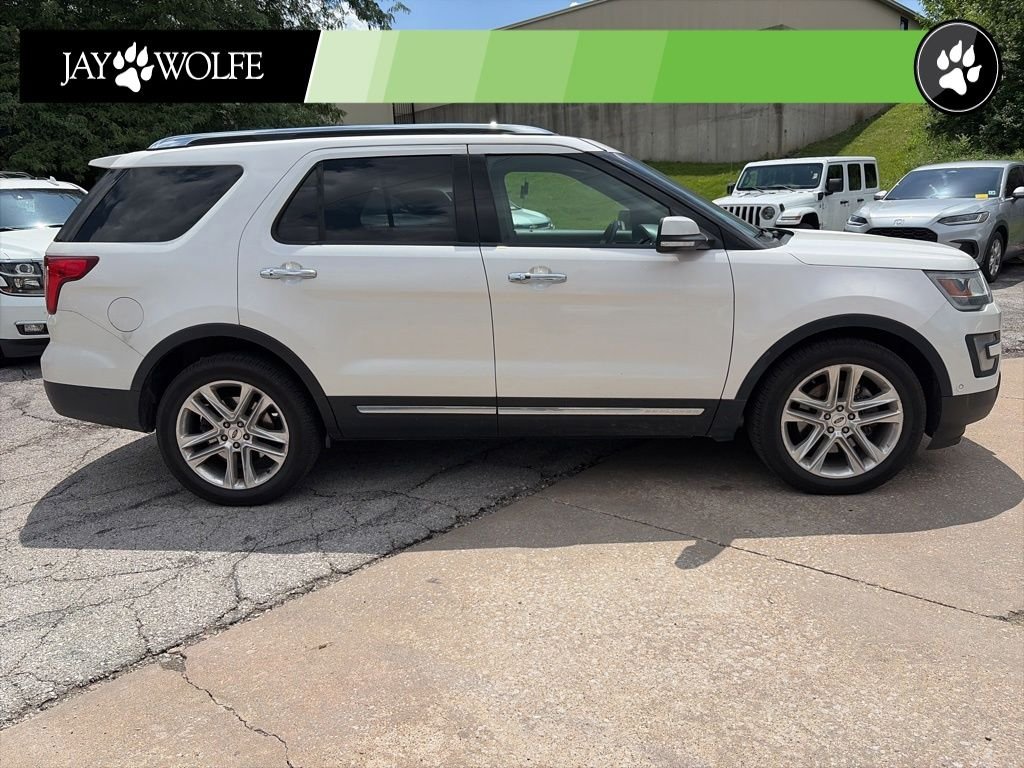 Used 2016 White Ford Limited image 4