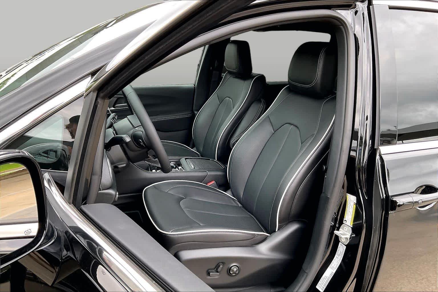 New 2027 Diamond Black Crystal Pearl-Coat Exterior Paint Chrysler Limited image 9