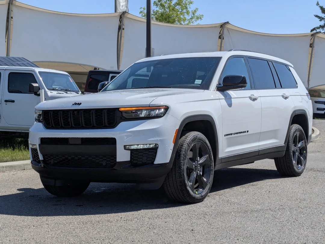 New 2025 White Jeep Limited - - 4x4 - Second row heated seats - Dual Pano Sunroof - Int FAM CAM & More! image 3