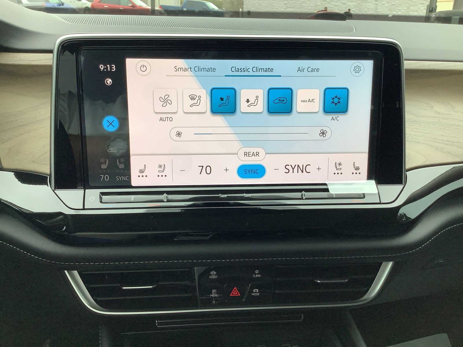 New 2025 Silver Mist Metallic Volkswagen 2.0T SE w/Technology image 18