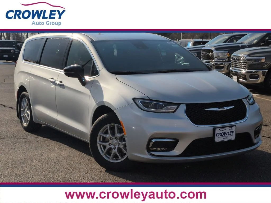 2026 Chrysler Pacifica Select's photo