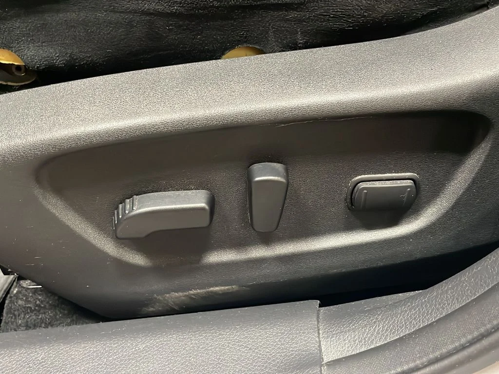 Used 2015 Silver Nissan SV image 18