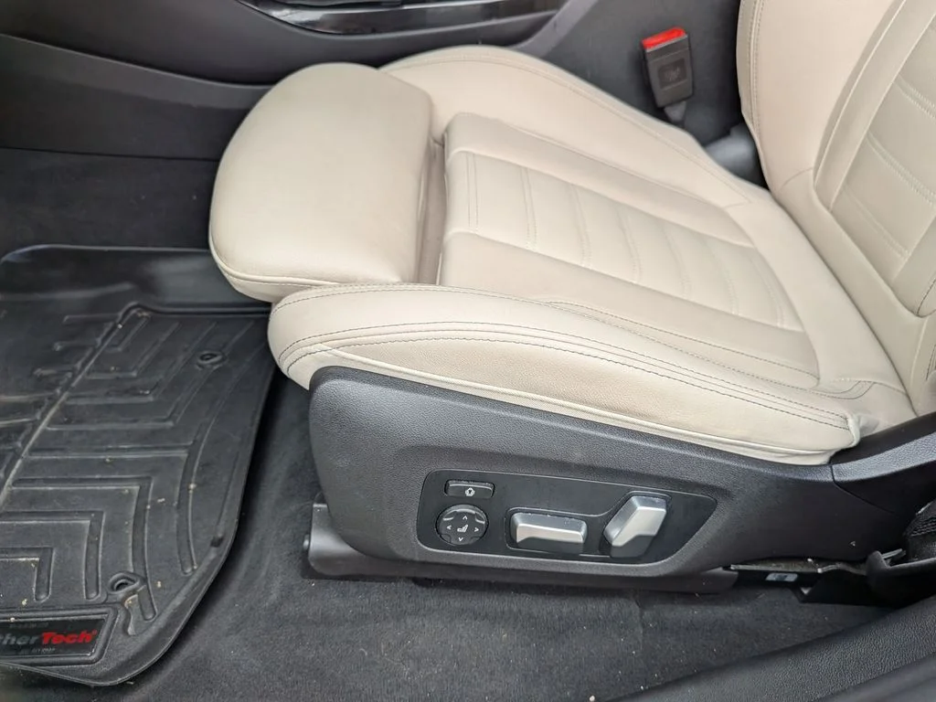 Used 2021 White BMW sDrive30i image 12