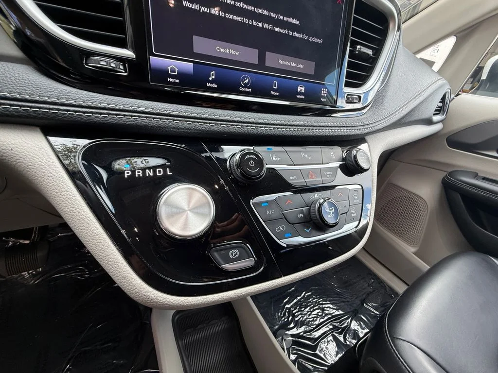 Used 2023 White Chrysler Touring L image 22