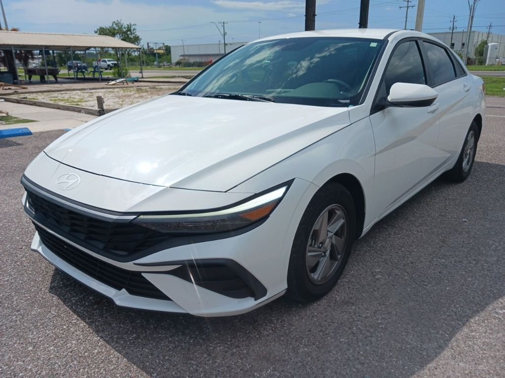 Used 2025 White Hyundai SE image 7
