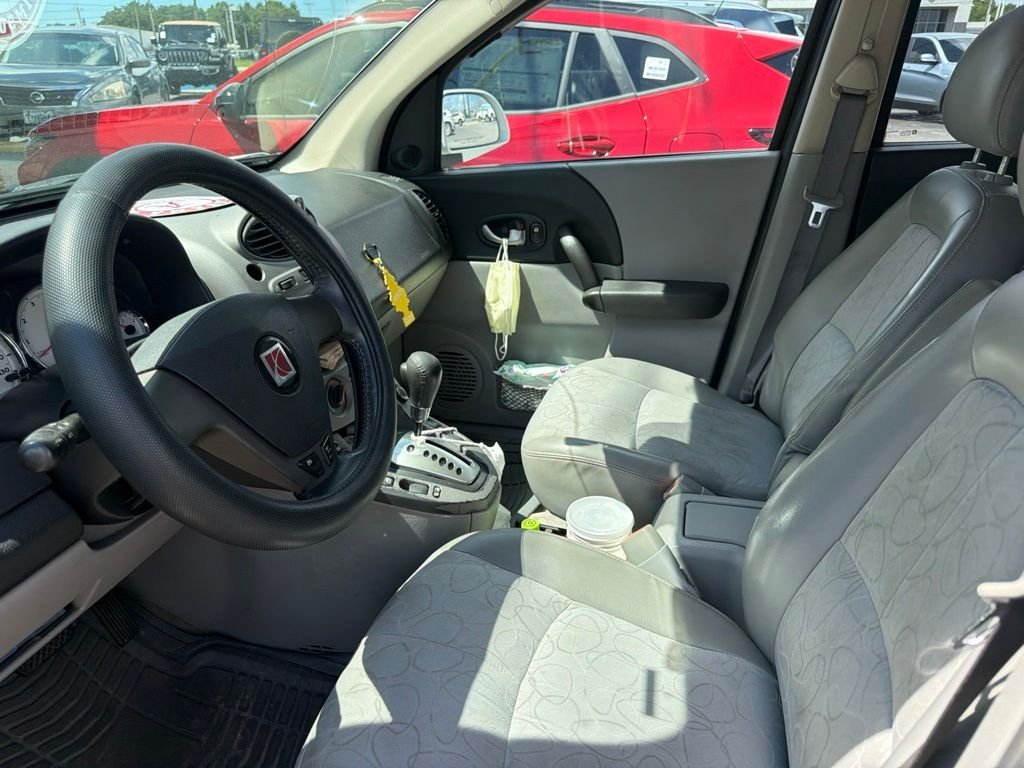 Used 2005 White Saturn V6 image 9