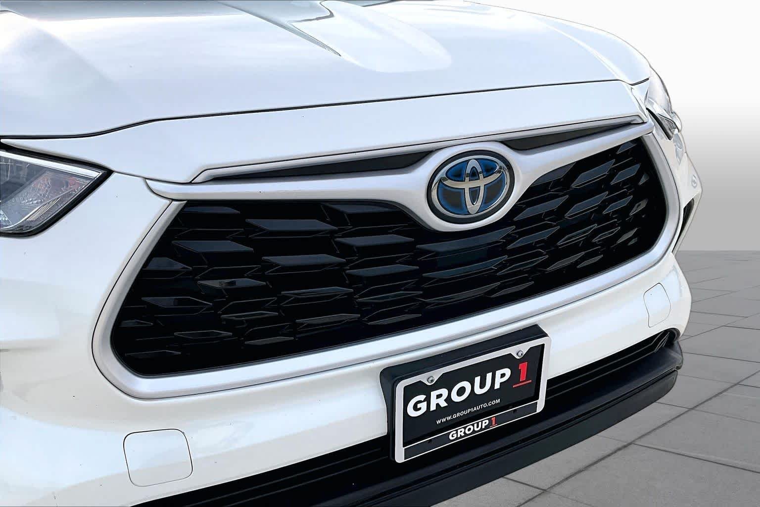 Used 2020 Blizzard Pearl Toyota Hybrid XLE image 30