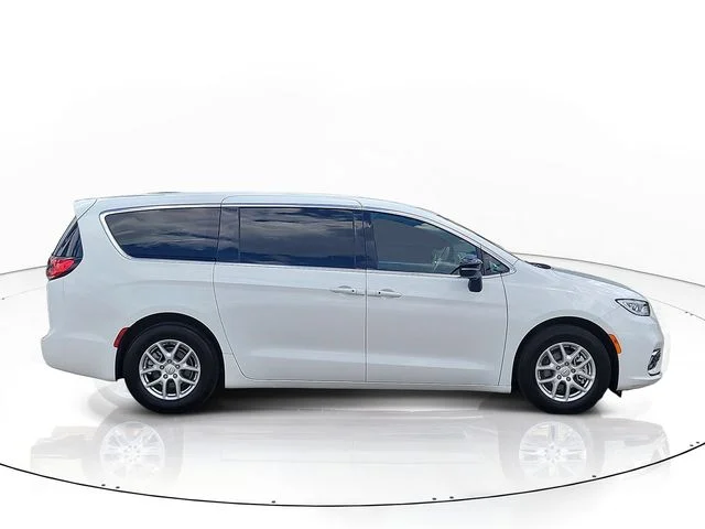 Used 2025 White Chrysler Select image 4