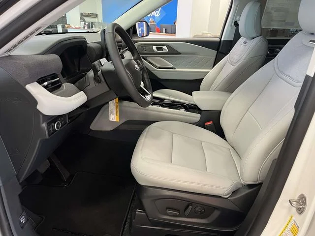 New 2026 Star White Metallic Tri-Coat Ford Platinum image 14
