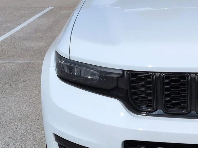 Used 2023 White Jeep Altitude image 10