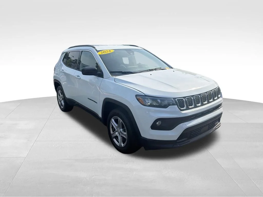 Used 2024 White/off-white Jeep Latitude image 3
