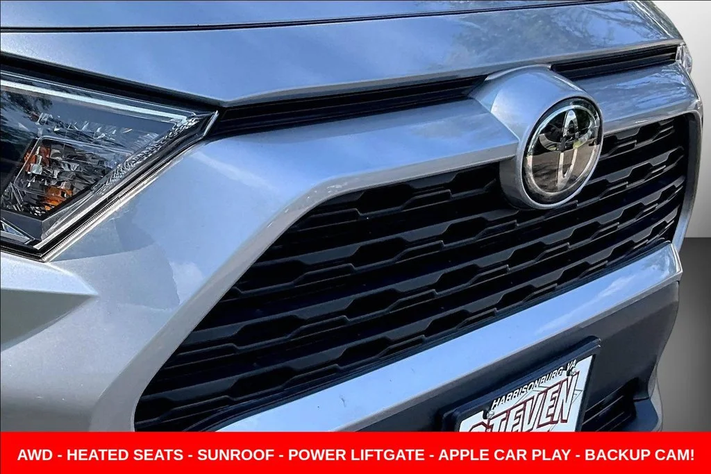 Used 2021 Silver Toyota XLE Premium image 39