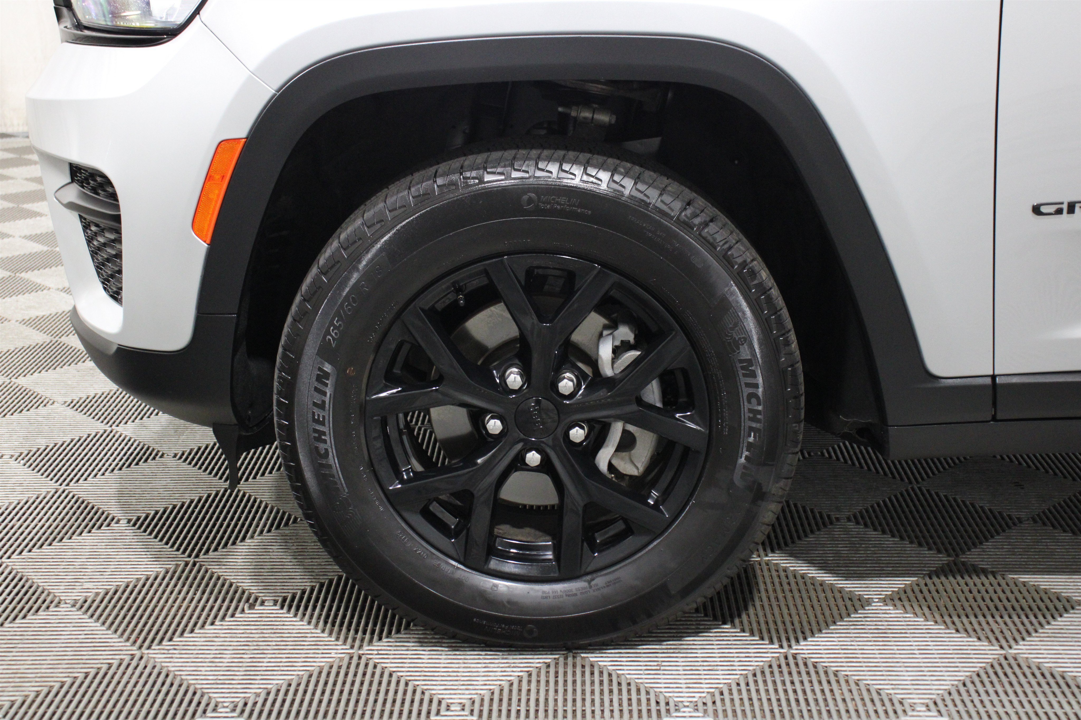 Used 2025 Silver Zynith Jeep Altitude image 39