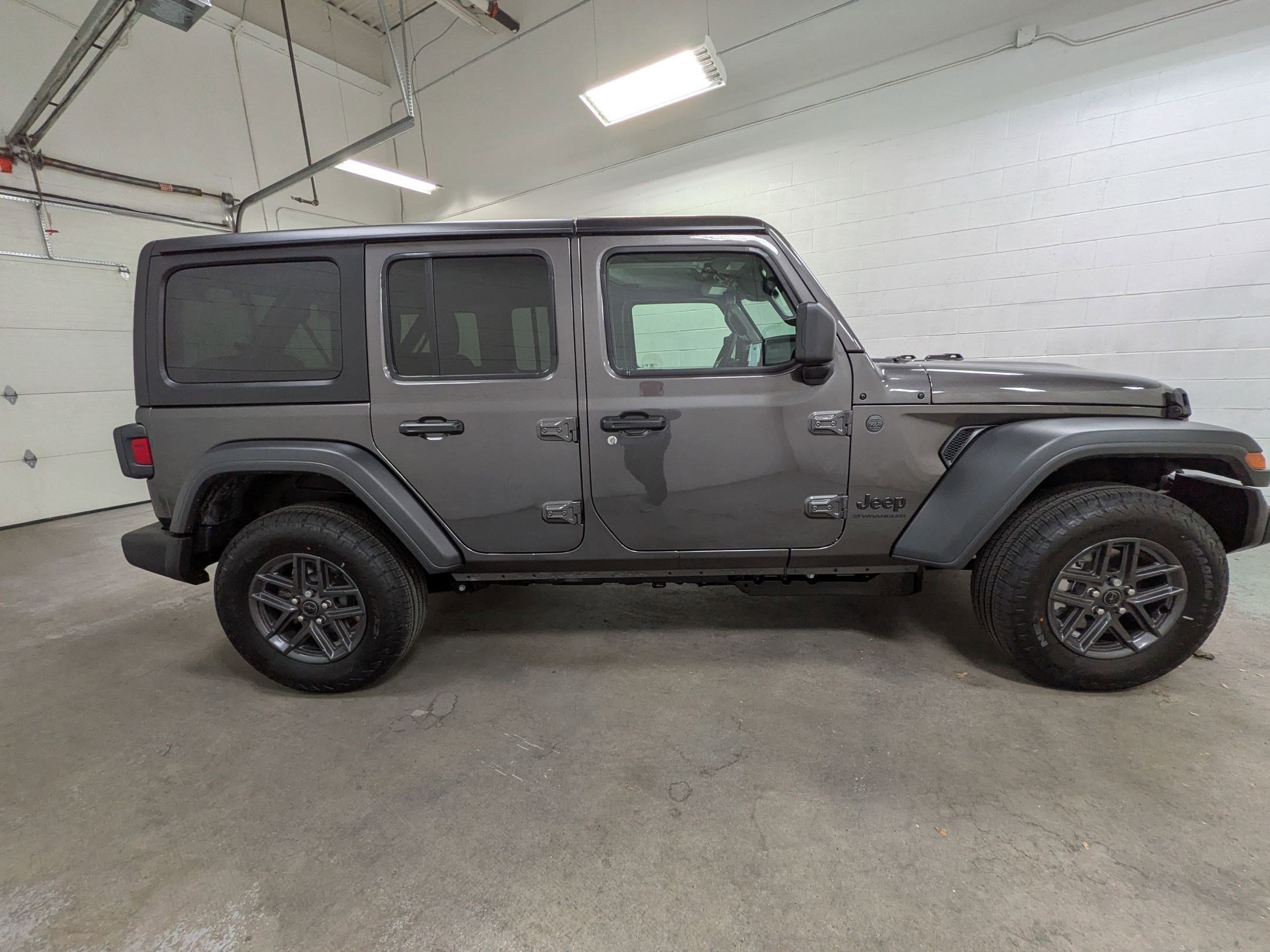 New 2026 Granite Crystal Metallic Clear-Coat Exterior Paint Jeep Sport S image 3