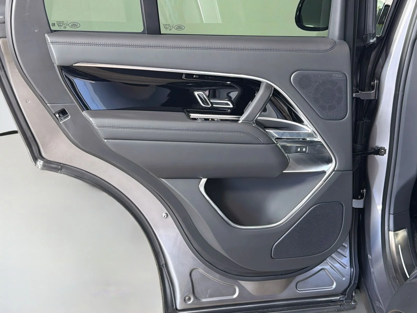 New 2026 Eiger Gray Meta Land Rover SE image 26