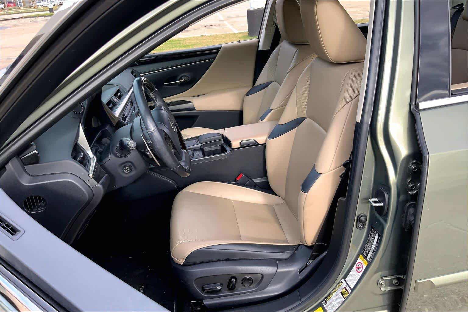 Used 2019 Sunlit Green Lexus  image 7
