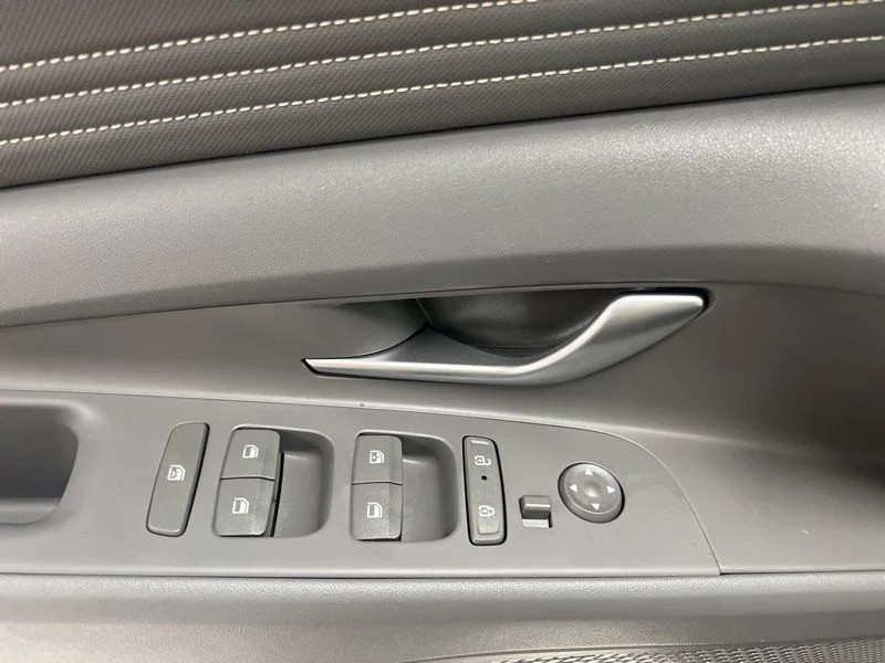 Used 2025 Gray Hyundai SEL Sport image 19