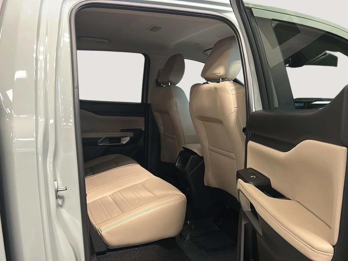 Used 2024 Cactus Gray Ford LARIAT image 14