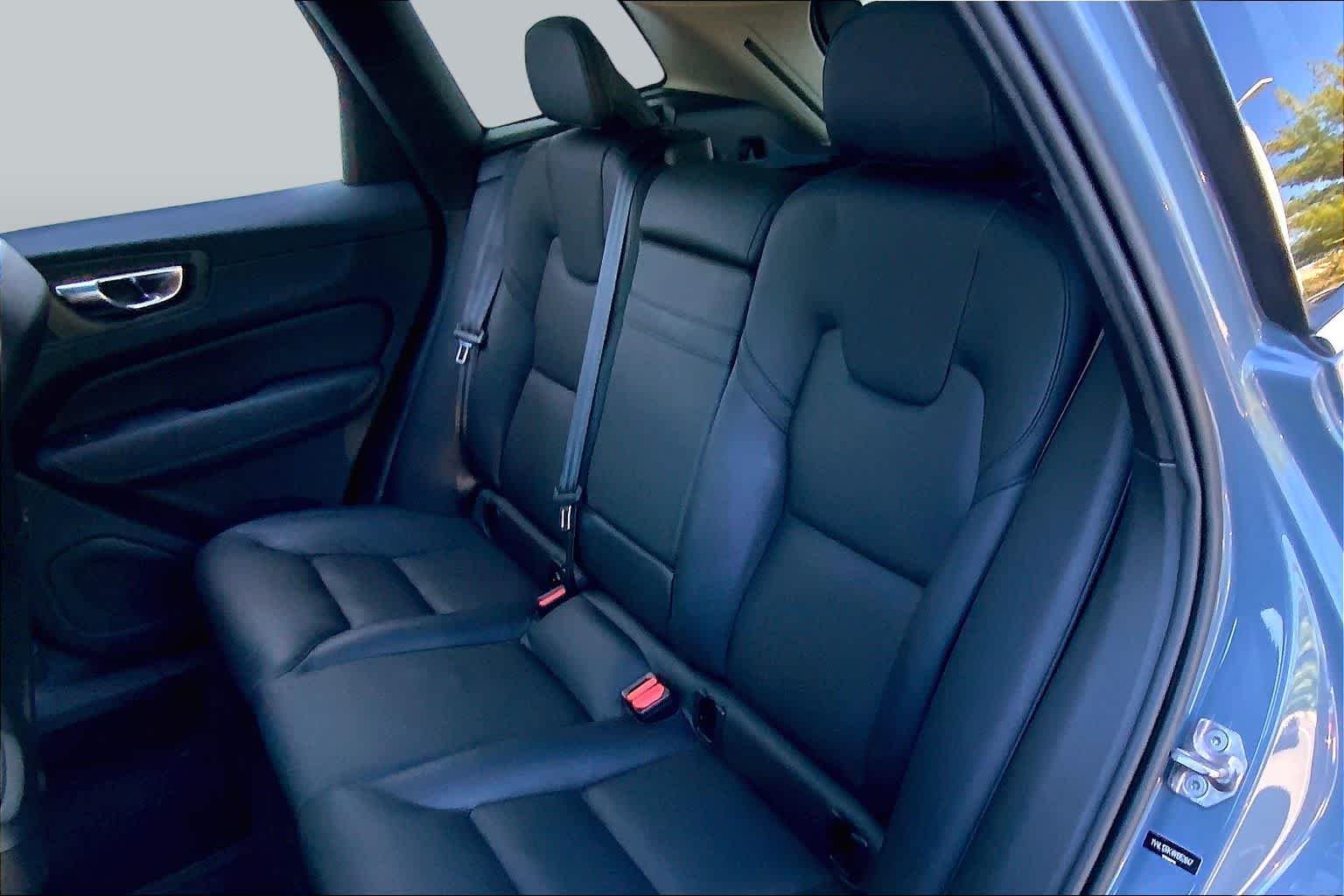 Used 2022 Platinum Grey Metallic Volvo Momentum image 21