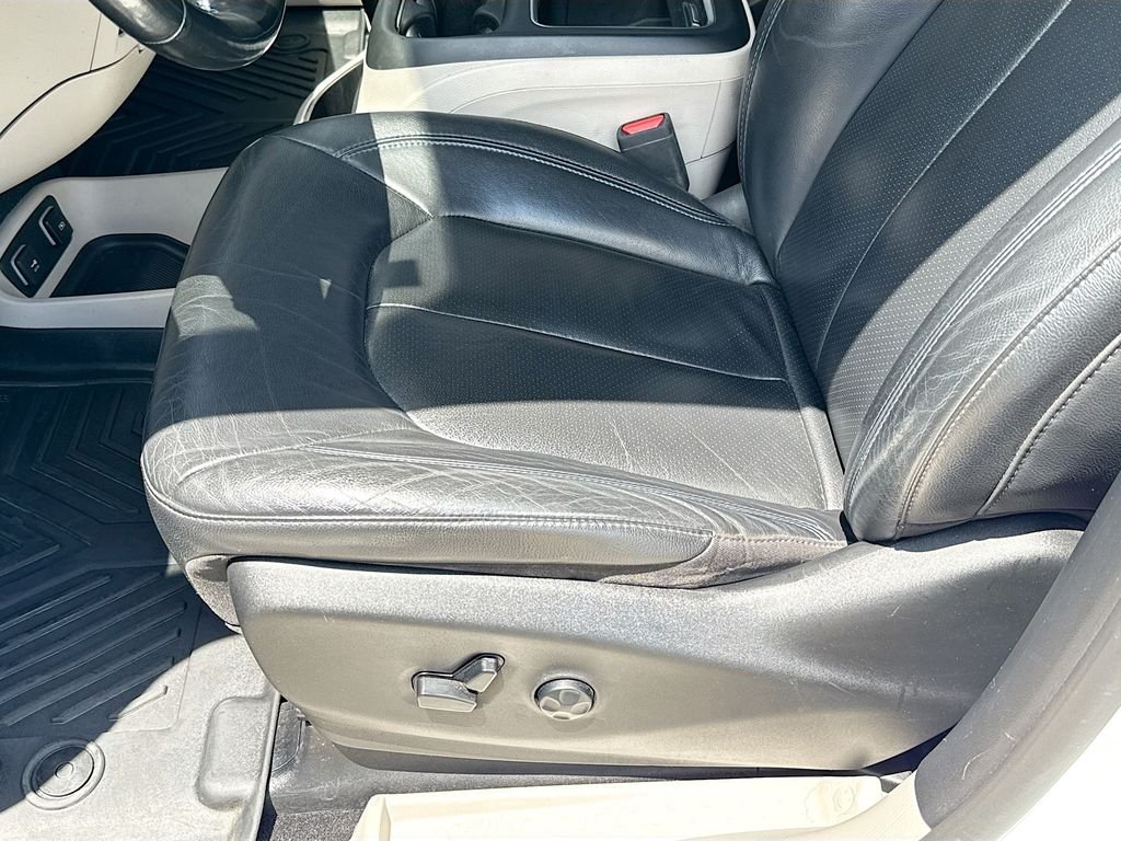 Certified Used 2021 Bright White Clearcoat Chrysler Touring L image 18