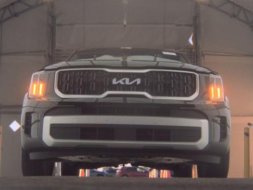 Used 2025 Black Kia EX image 4