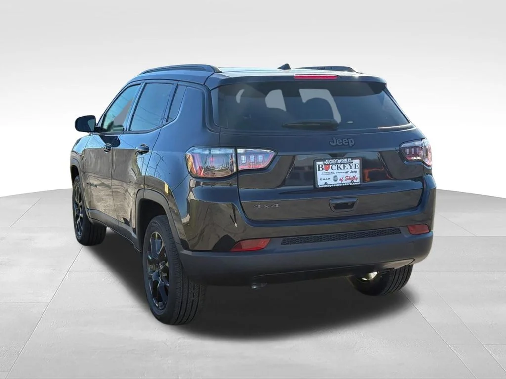 New 2026 Diamond Black Crystal Pearl-Coat Exterior Paint Jeep Latitude image 6