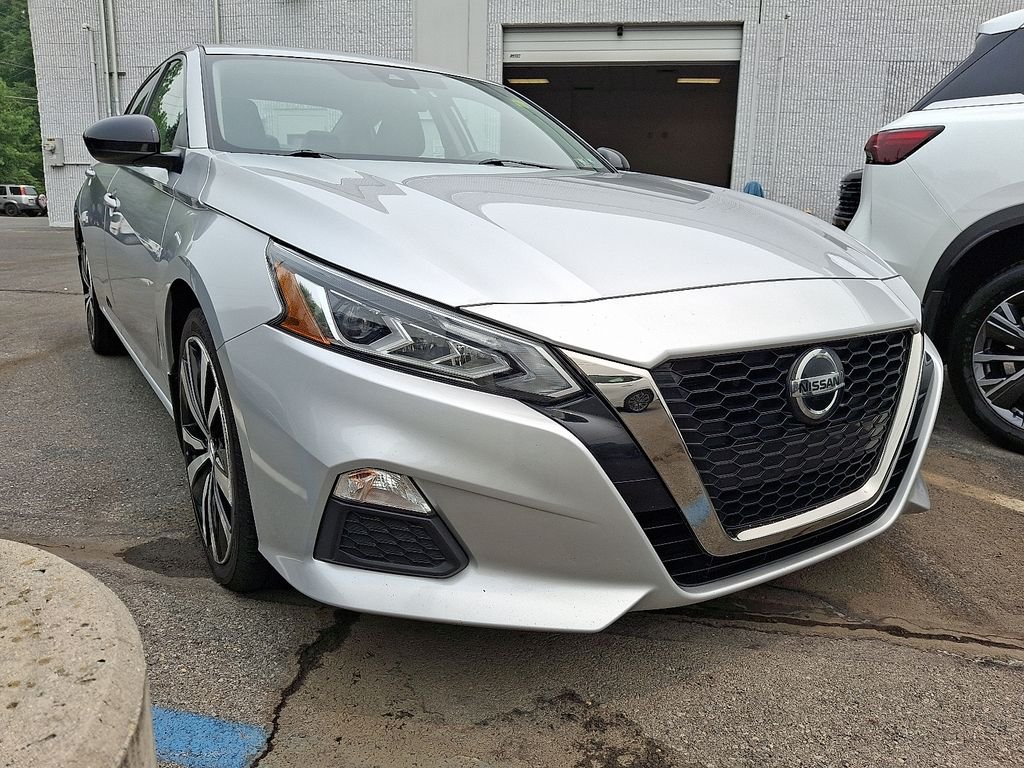Used 2022 Silver Nissan 2.5 SR image 1