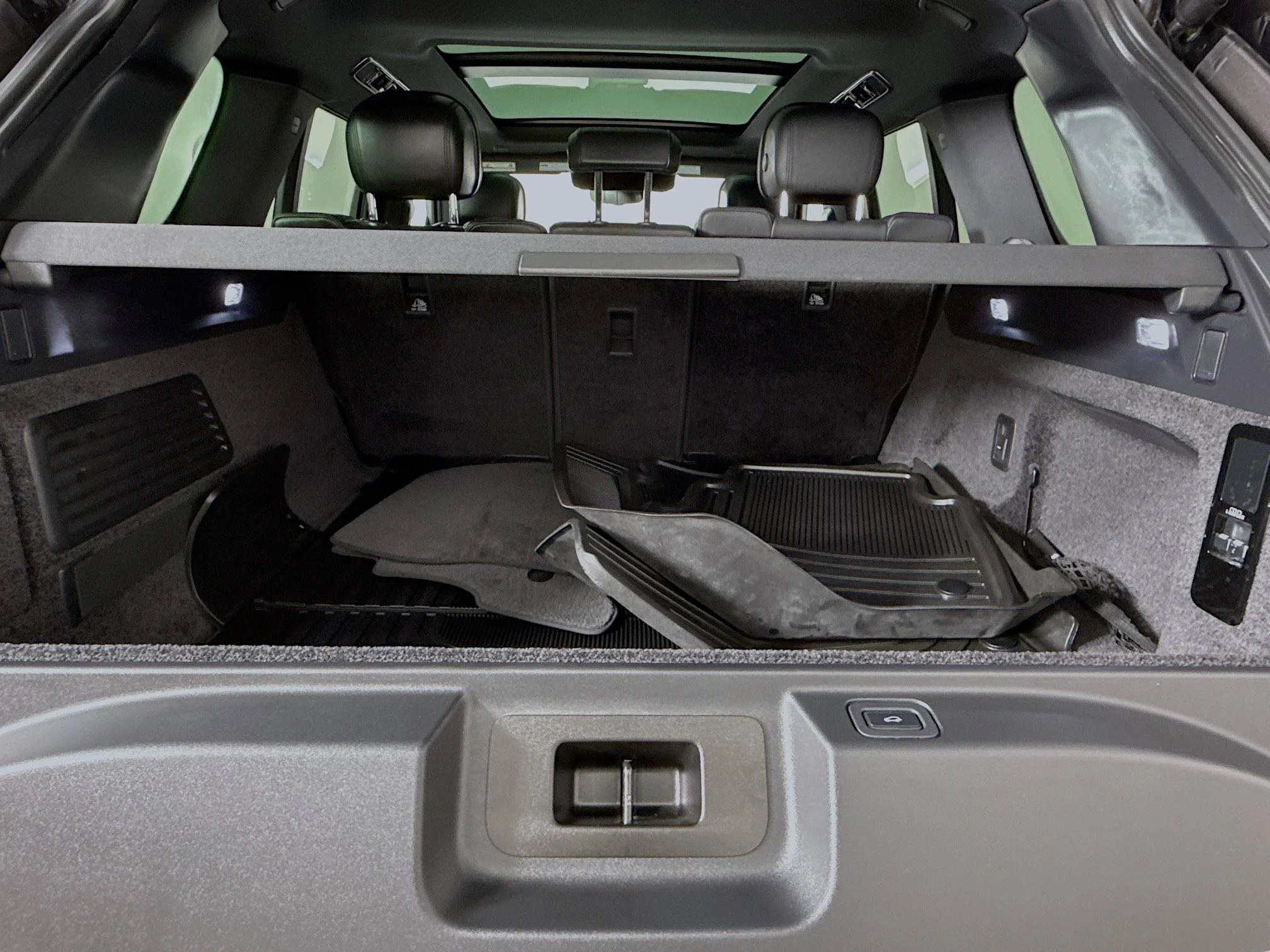Used 2023 Gray Land Rover SE image 29