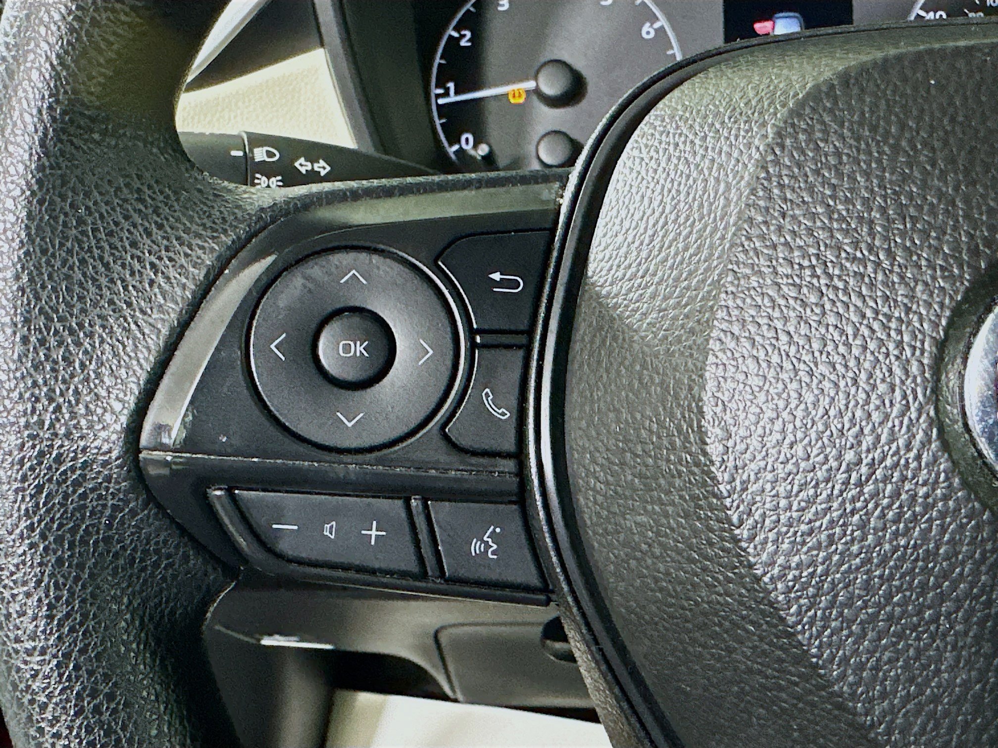 Used 2025 Pearl Toyota LE image 16