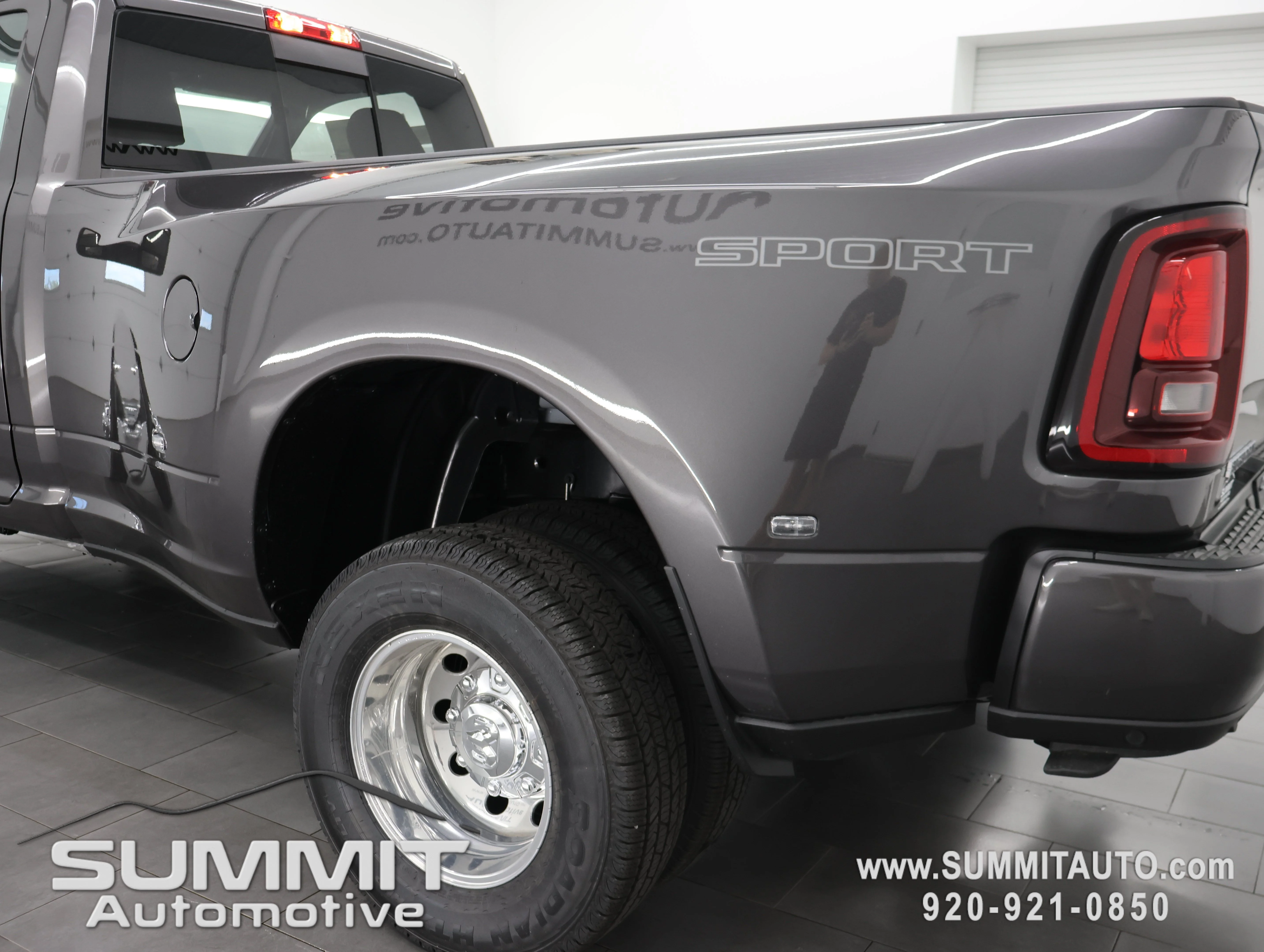 New 2026 Granite Crystal Metallic Clear-Coat Exterior Paint RAM Big Horn image 33