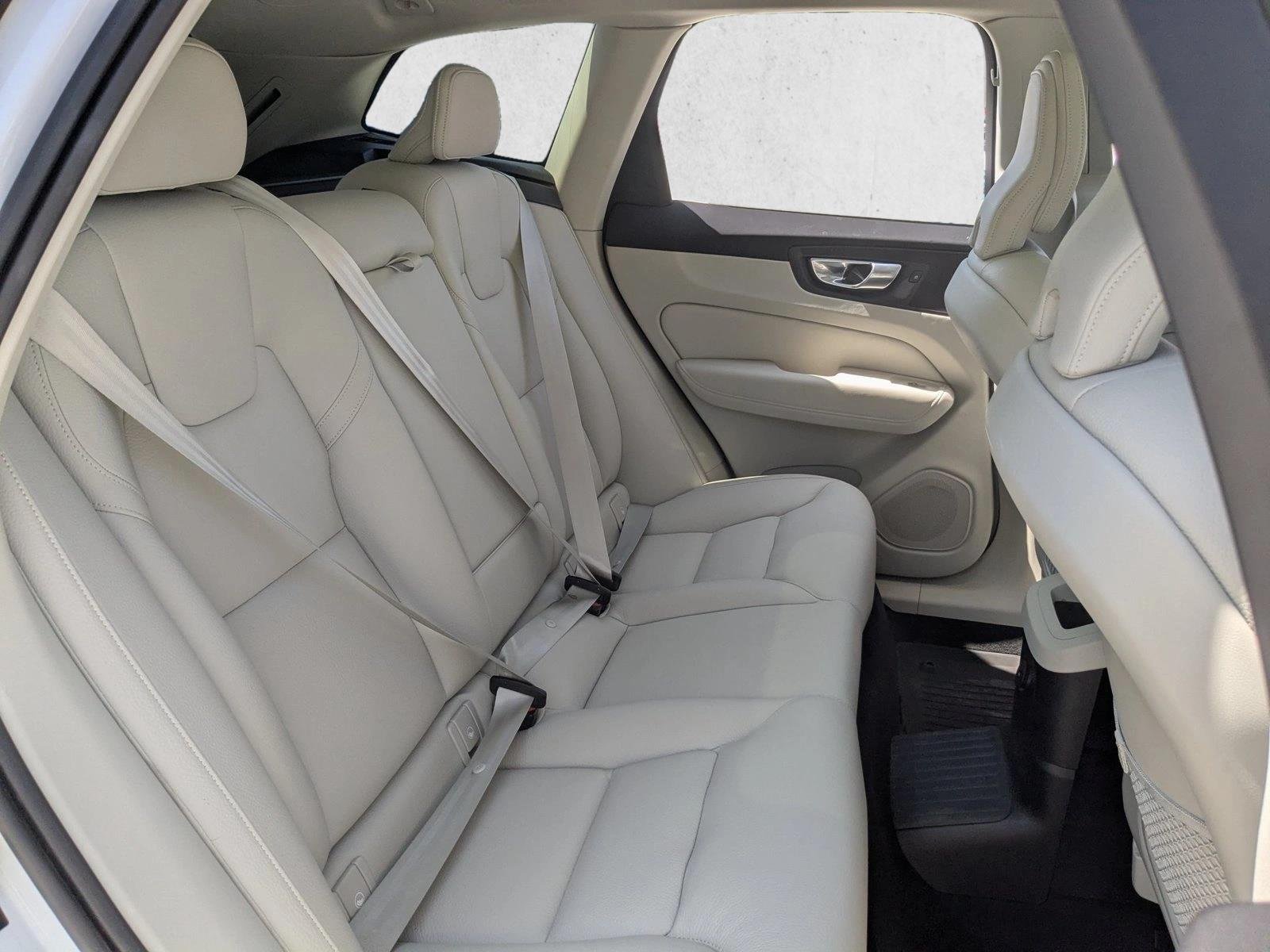 Used 2024 Crystal White Metallic Volvo Plus Dark Theme image 21