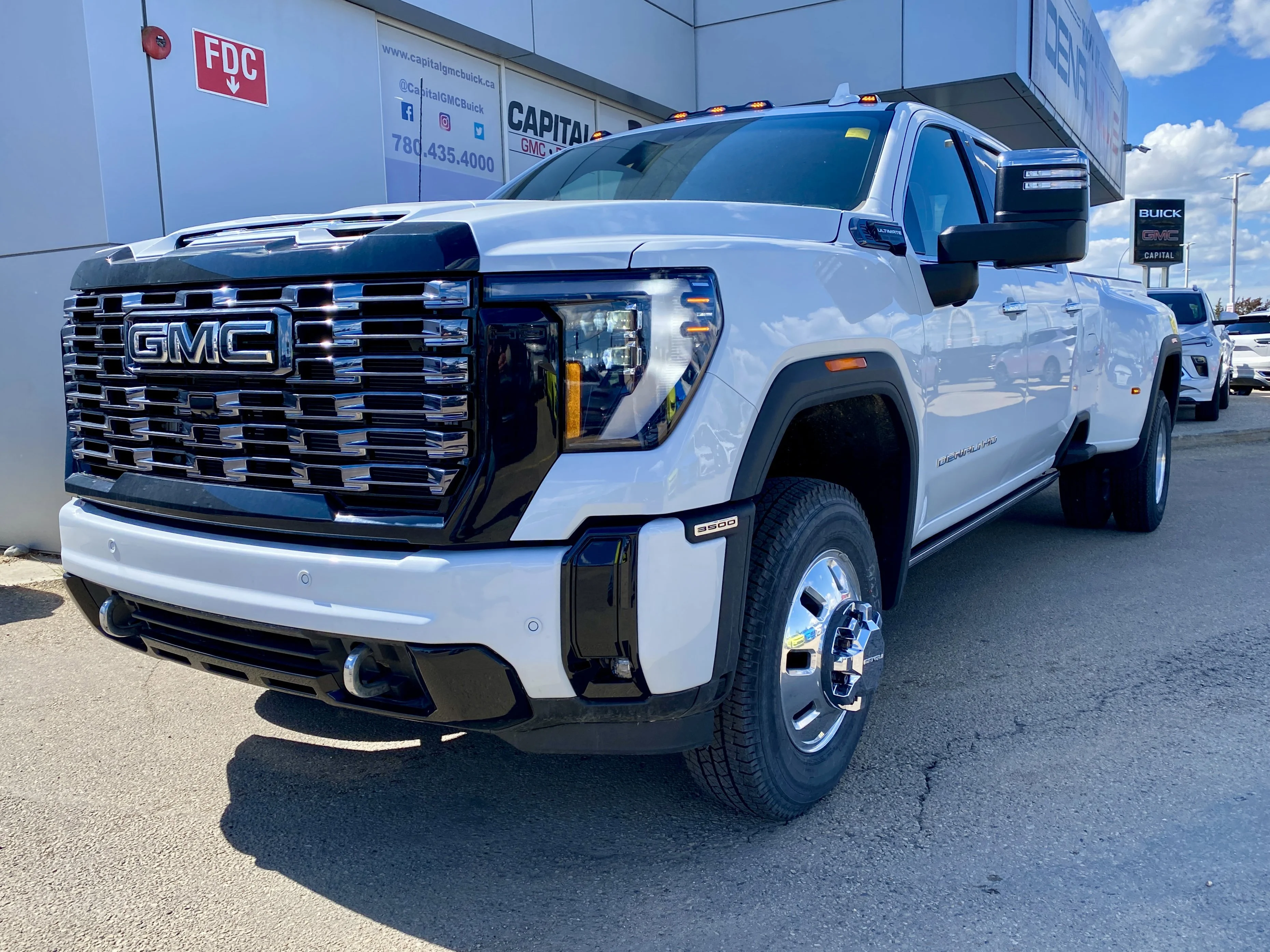 New 2026 GLACIER WHITE TRICOAT GMC Denali Ultimate image 3