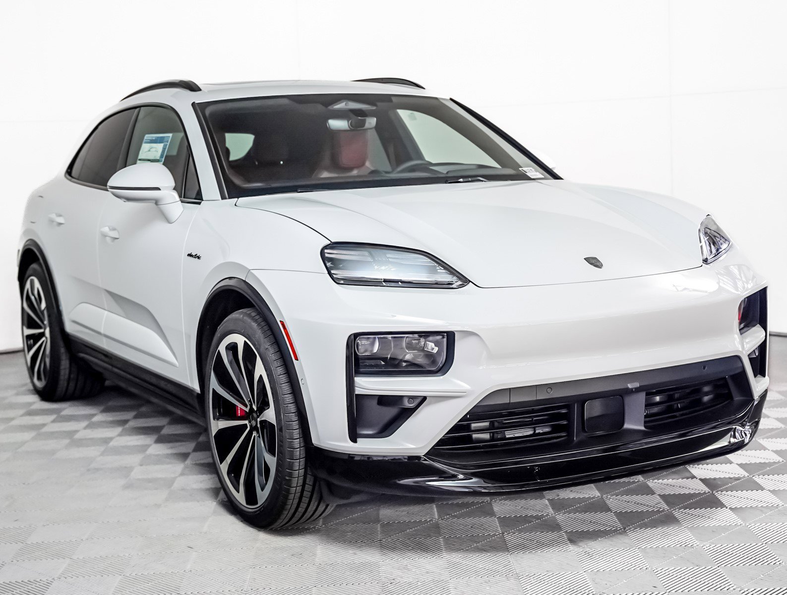 2025 Porsche Macan Turbo Electric - Photo 8