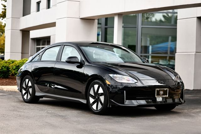 Used 2023 Onyx Black Hyundai SE image 1