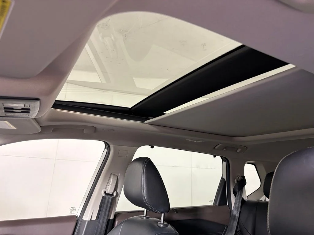 Used 2022 White Nissan SL image 18