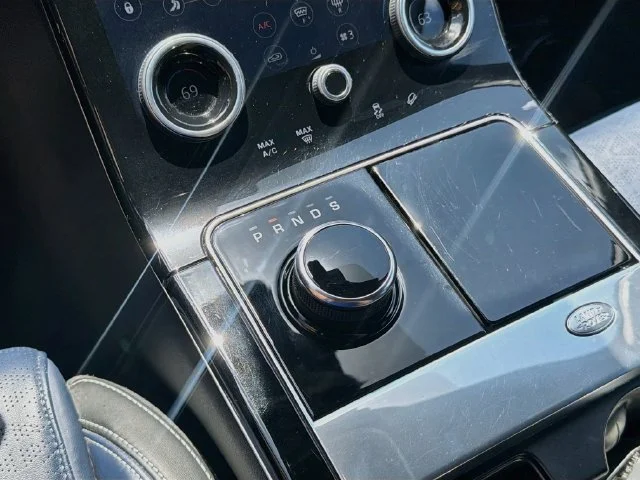 Used 2019  Land Rover R-Dynamic HSE image 16