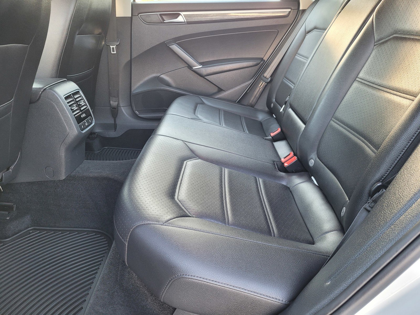 Used 2018 White Volkswagen 2.0T SE w/Technology image 23