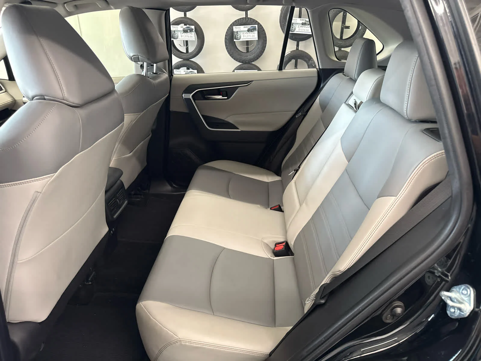 Used 2019 Midnight Black Metallic Toyota XLE Premium image 10