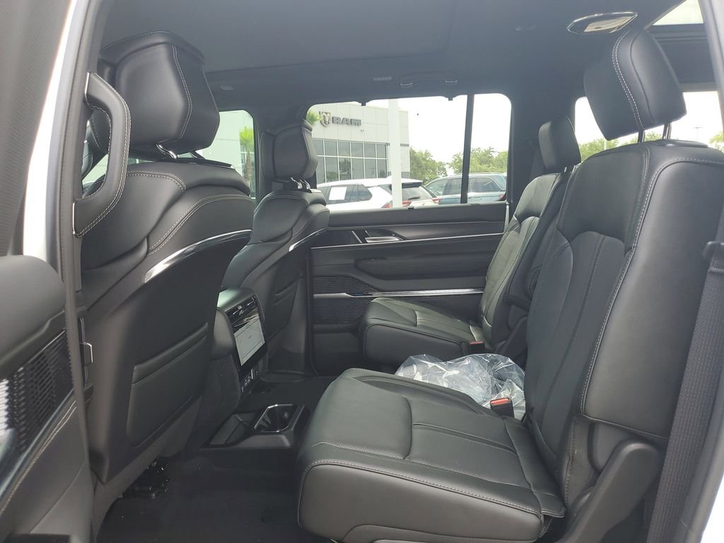 New 2026 Bright White Clear-Coat Exterior Paint Jeep Summit Obsidian image 7