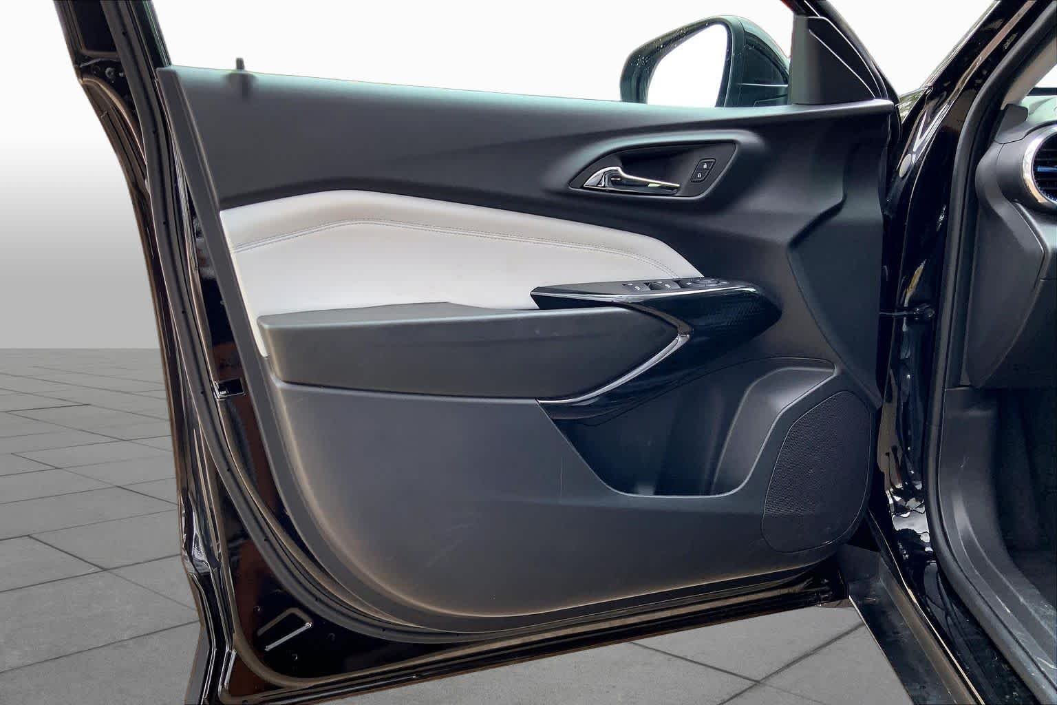 Used 2025 Mosaic Black Metallic Chevrolet LT image 22