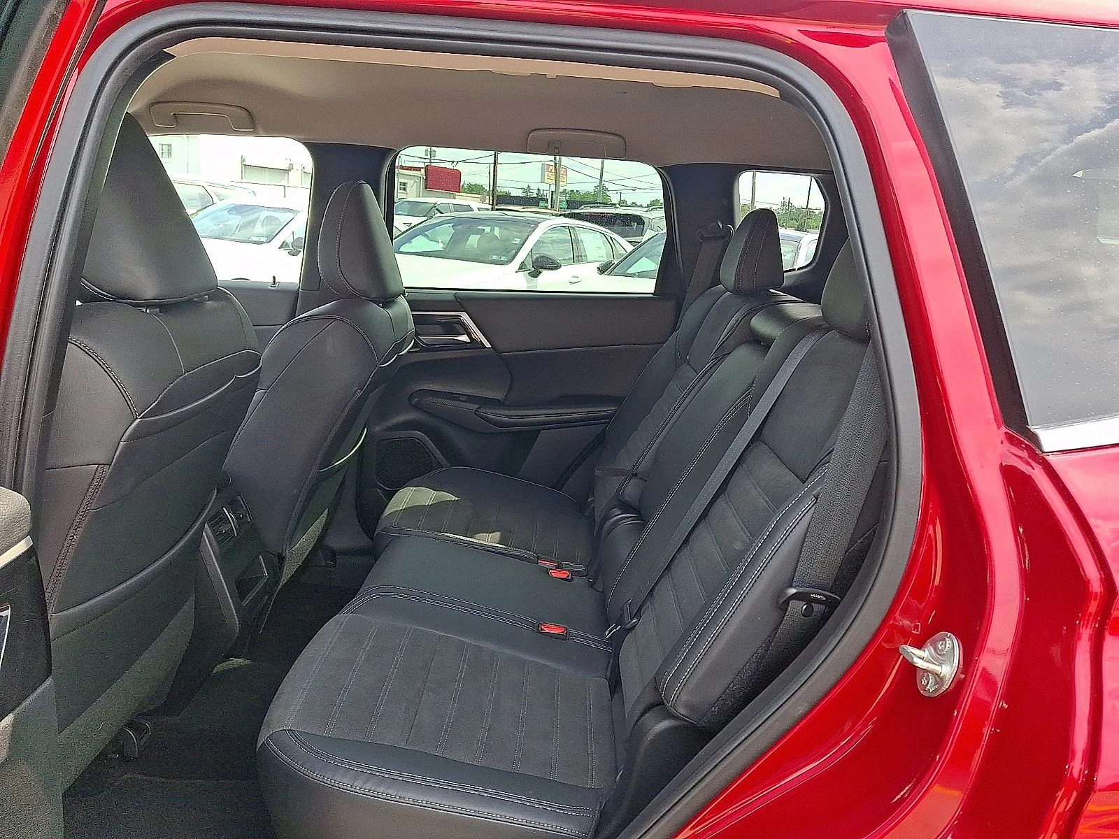 Used 2022  Mitsubishi SE image 10